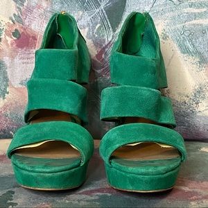STEVE MADDEN GREEN VELVET HEELS